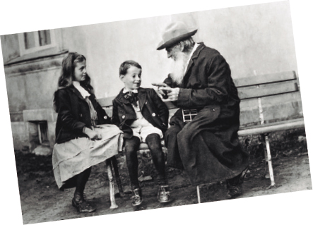 Tolstói en la escuela de Yásnaia Poliana con dos niños