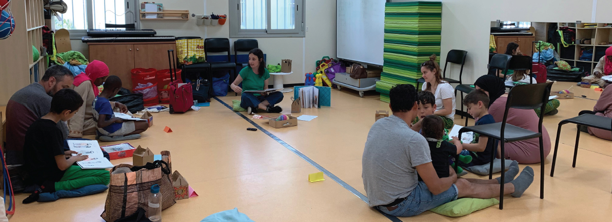 Una sesión de lectura en familia en la escuela