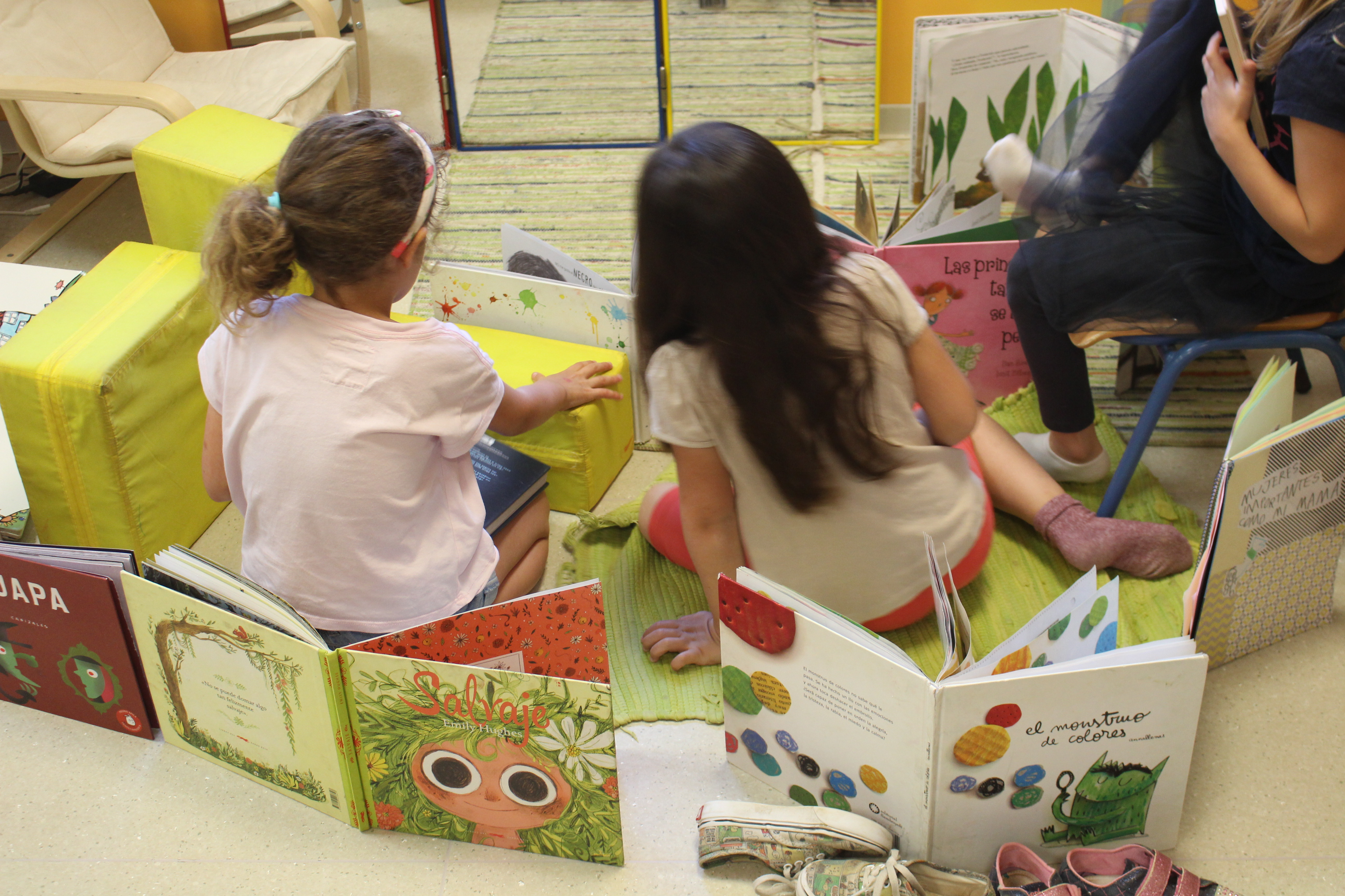Un grup d'alumnes assegudes al terra mirant contes