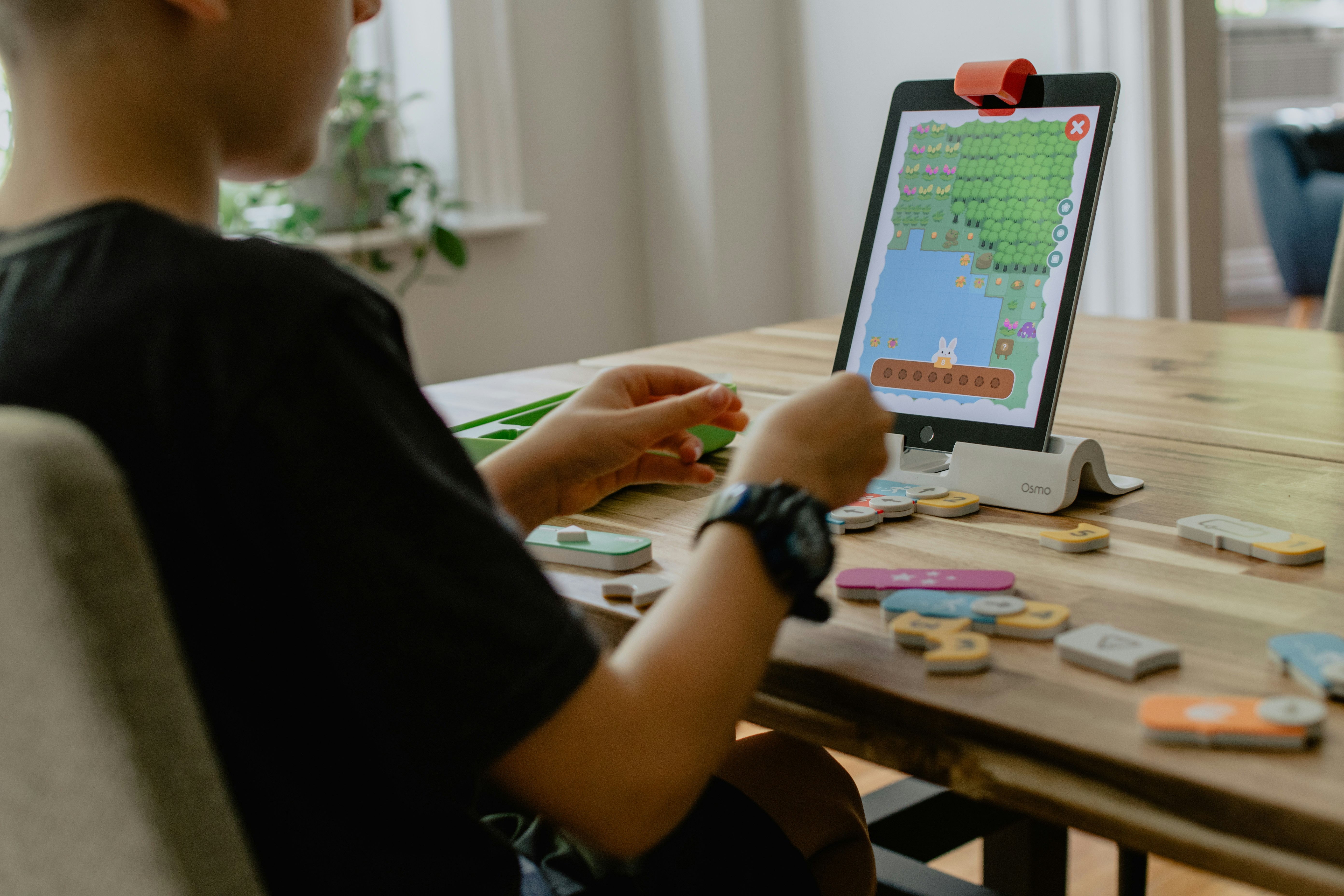 Un adolescent mirant una tablet