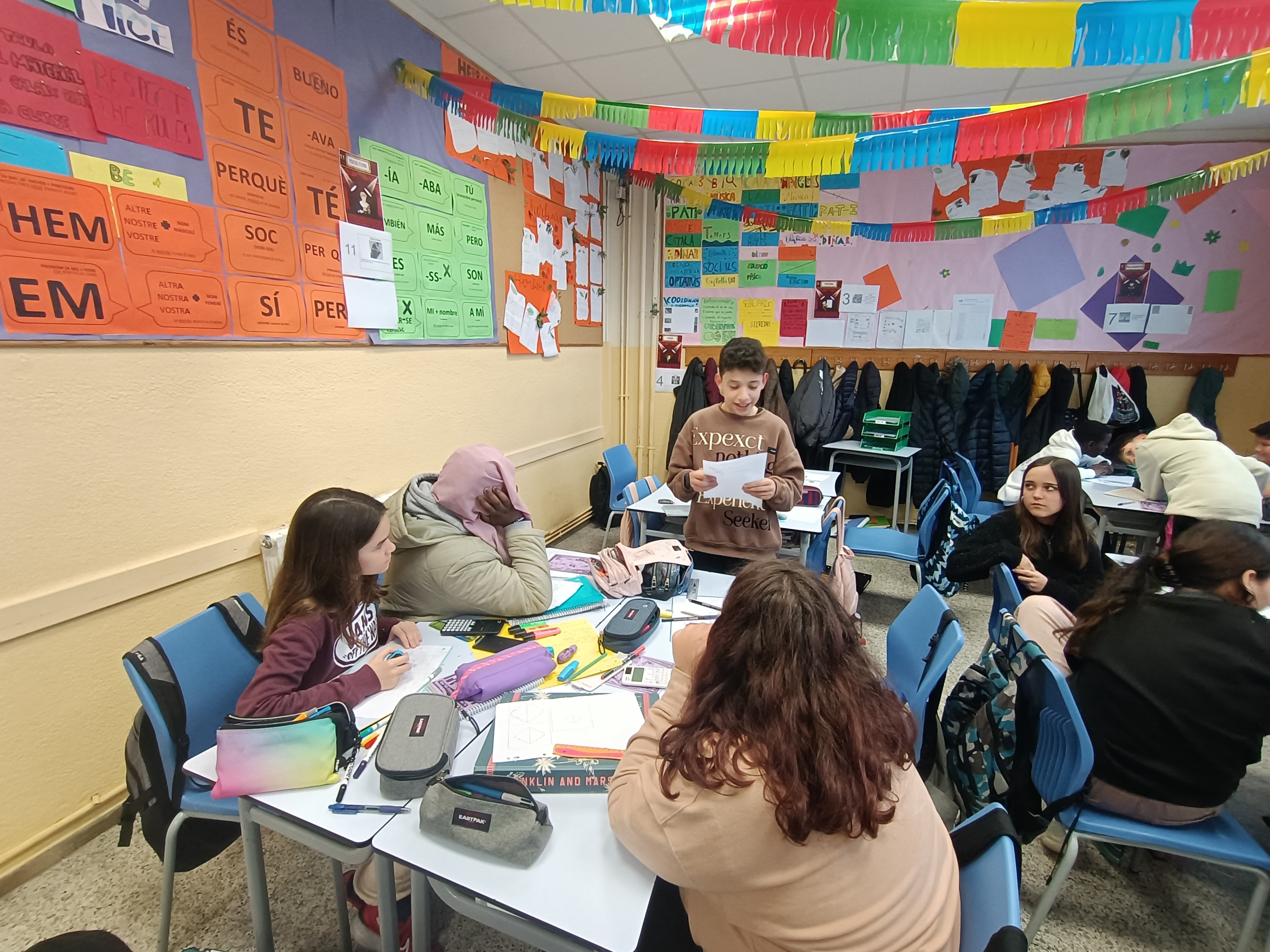 un grup d'alumnes traballant a l'aula