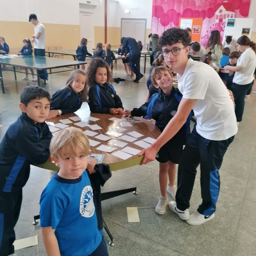 Alumnos trabajando en espacios comunitarios