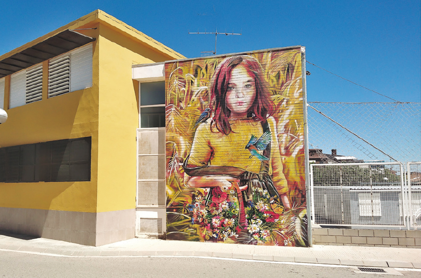 Façana de l’escola amb un mural de l’artista gràfica Lily Brik
