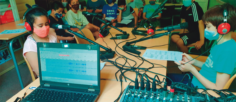 Alumnes enregistrant el programa de ràdio