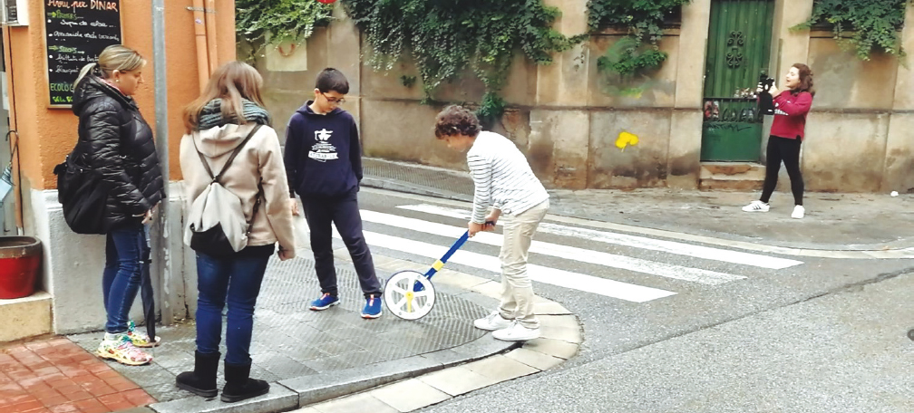 Trabajo de campo midiendo la longitud de la acera que invaden los coches