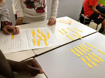 Aprendemos todos juntos en el aula, alumnos y profesores diferentes.