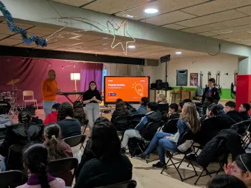 Centres Desfake: Educant per al pensament crític i la lluita contra la desinformació a l’aula